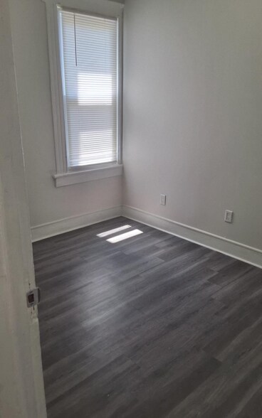 Building Photo - 1064 Bond St