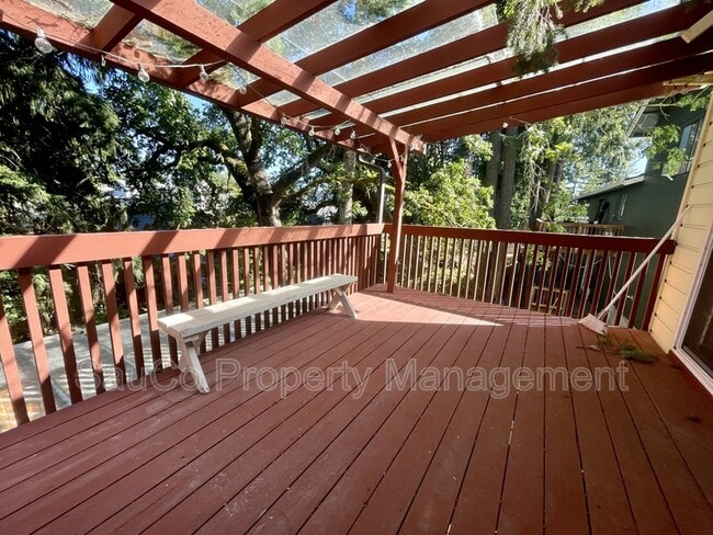 Building Photo - 324 SE 30th Ave