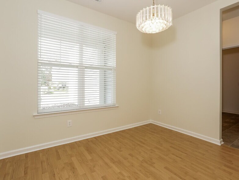 Building Photo - 8264 Chatham Oaks Dr