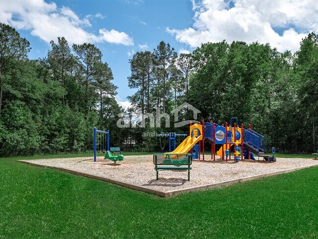 Building Photo - 605 W Lionel Rd