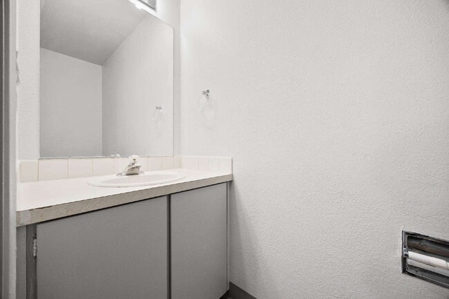 Building Photo - Charming Auburn Townhouse: 2-Bed, 1.5-Bath Gem with 1025 Sq. Ft. of Modern Living! Note 2nd bedro...