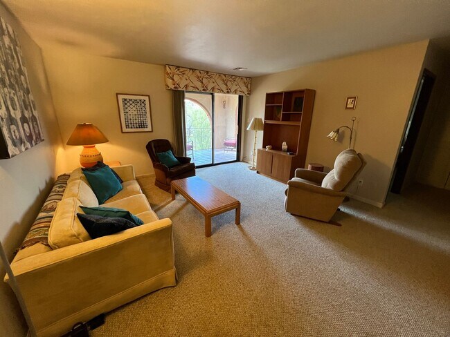 Building Photo - Sharp & Convenient 1 Bed. Condo that Can b...