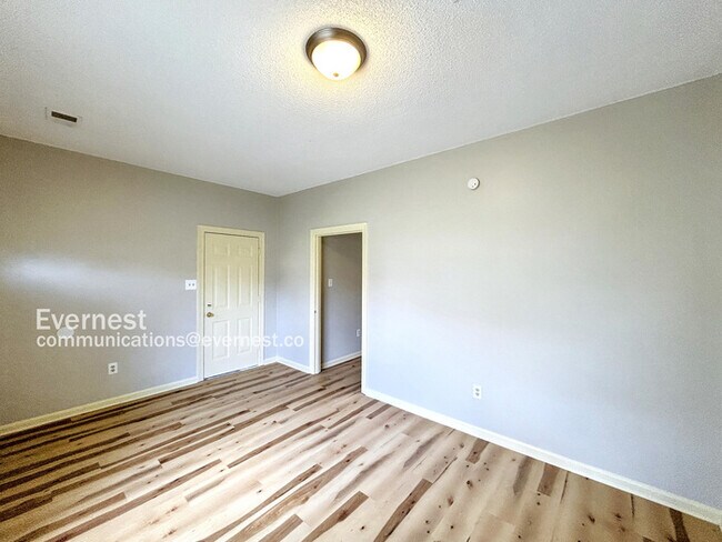 Building Photo - 692 Walnut Valley Ln