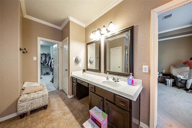 Building Photo - 2938 Royal Oaks Crest