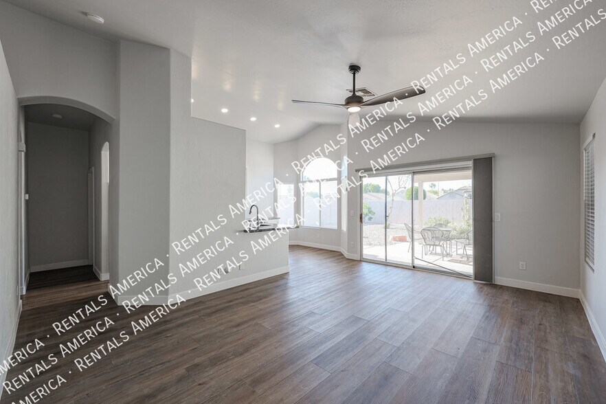 Building Photo - 1044 W Todd Dr