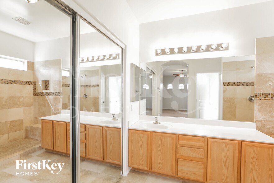 Building Photo - 7803 S 5th Dr