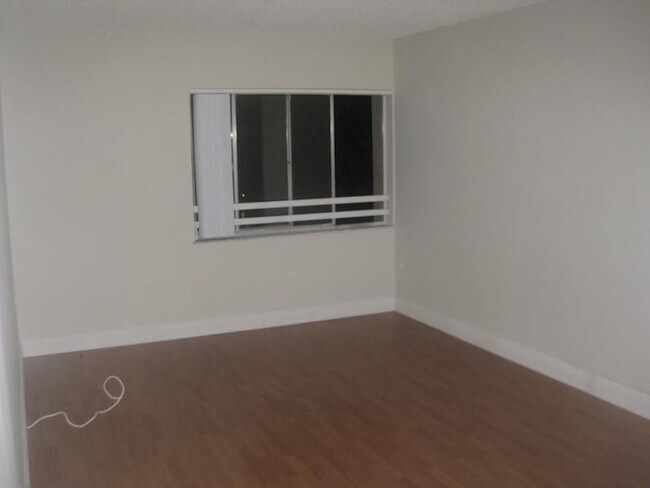 Building Photo - 711 N Pine Island Rd