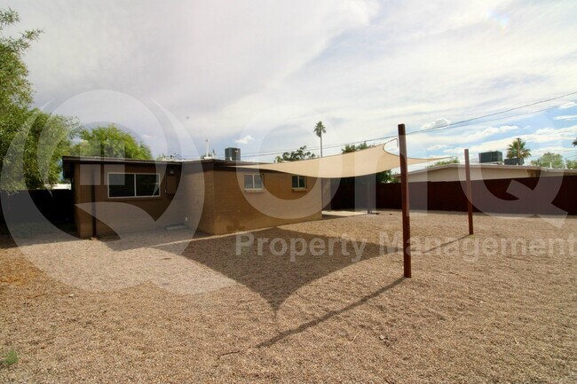 Building Photo - 4043 E Deseret Dr