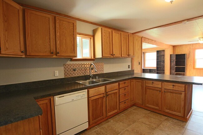Building Photo - Coming Soon! 3 Bedroom 2 Bath in Bullard! Large Shop!