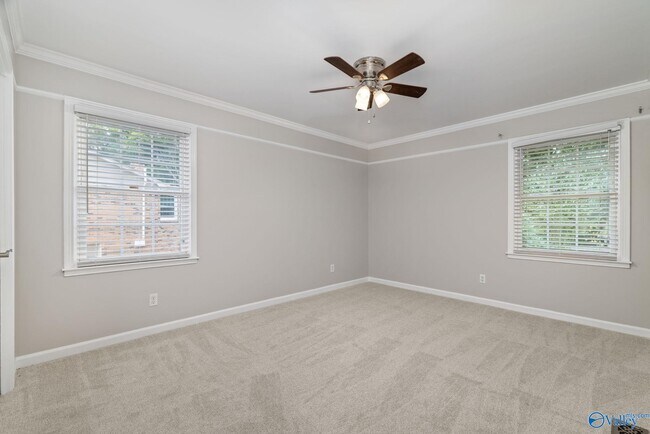 Building Photo - 820 Tannahill Dr SE
