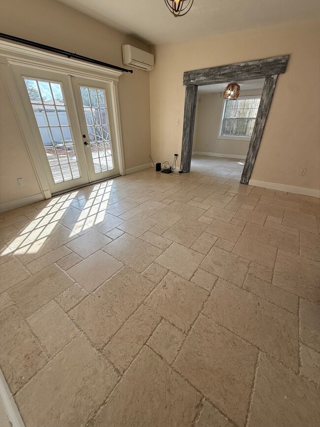 Building Photo - 940 W Fairbanks Ave