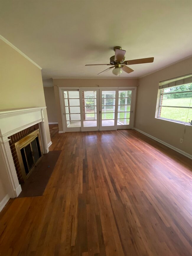 Building Photo - 2073 Hollywood Dr