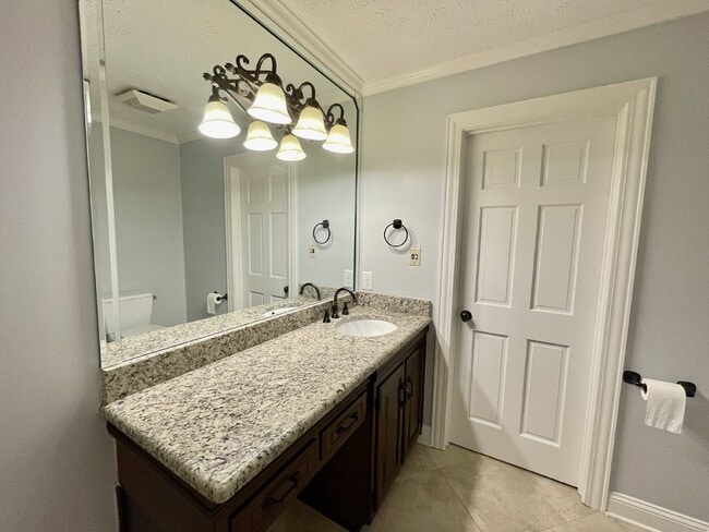 Building Photo - 4 Bed, 4 And A Half Bath Nest In Haymount