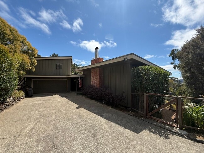 Building Photo - SPACIOUS  FOUR BED / THREE BATH SAN RAFAEL...