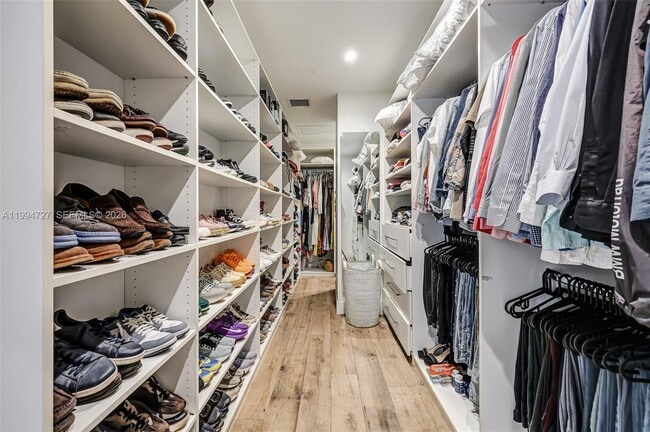 Building Photo - 79 Shore Dr E