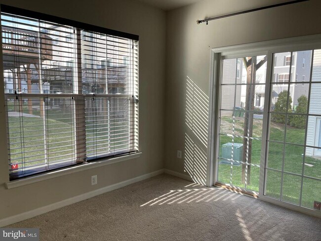 Building Photo - 201 Woodstream Cir