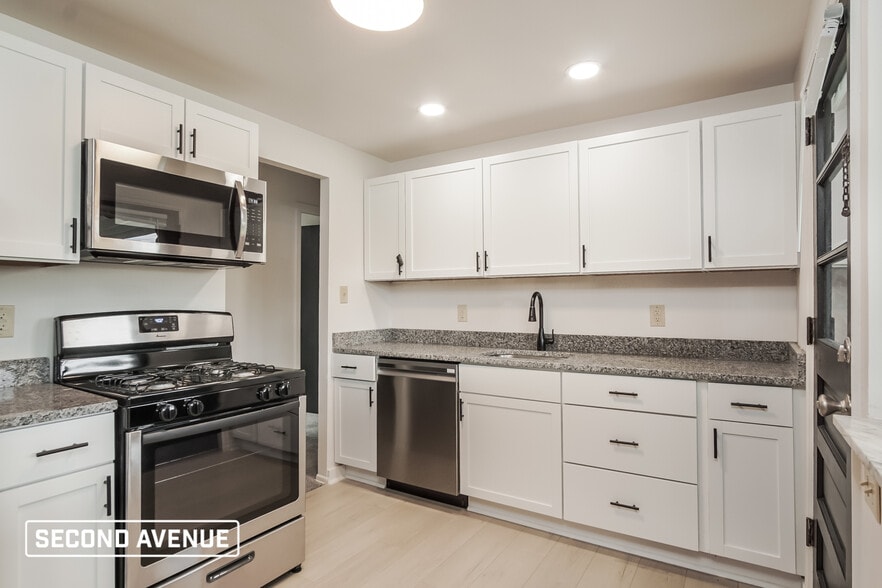 Building Photo - 716 Bittersweet Rd