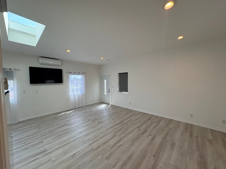 Building Photo - 2200 Pelham Ave