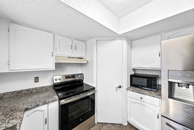Building Photo - MINUTES FROM LACKLAND, MILES FROM BORING