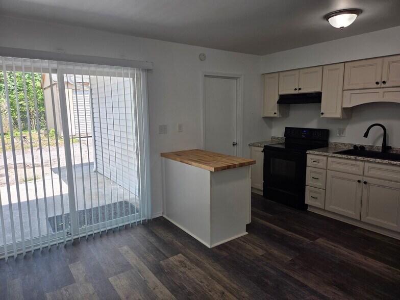 Kitchen - 1802 Edmund Ave NE