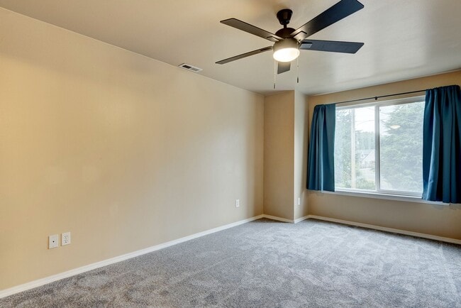 Building Photo - Charming Admirals Cove Home with Bonus Roo...