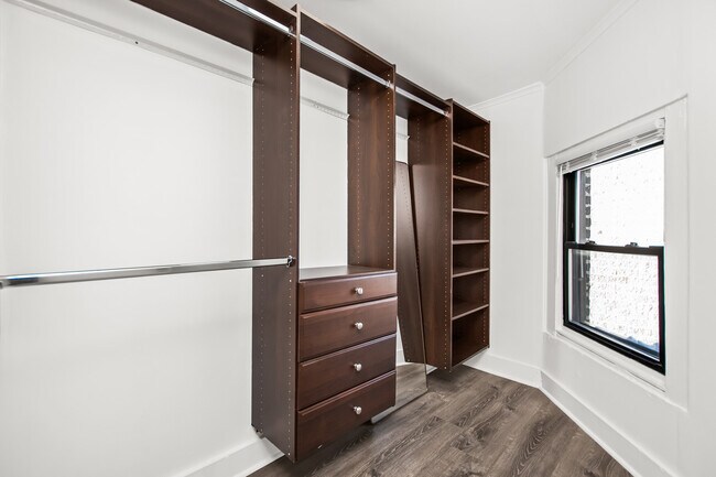 Building Photo - 1919 W Chicago Ave