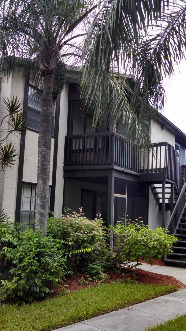 Building Photo - Charming 2 Bedroom 2 Bath Condo (Mirror Lake Condominiums)