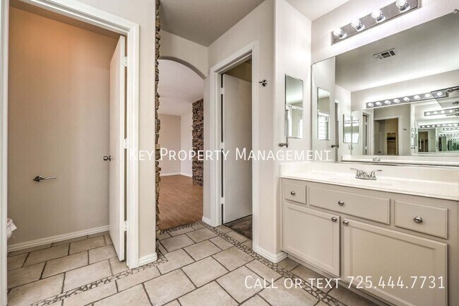 Building Photo - Beautiful 4 bedroom, 2.5 bathroom two-stor...