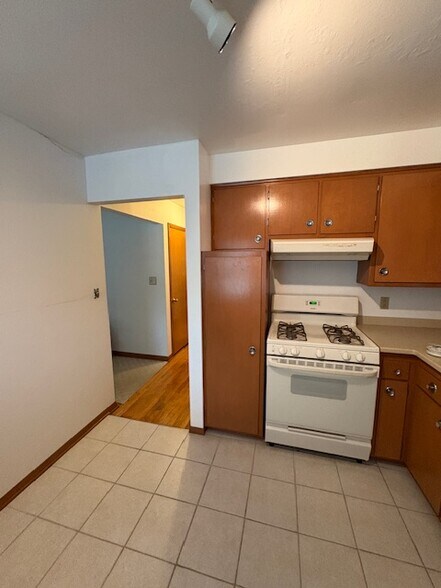 Kitchen - 131 Lincoln Ave