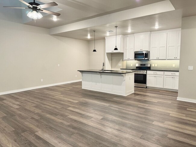 Building Photo - Large 2 Bed, 2 Bath in Beautifully Well-Ma...