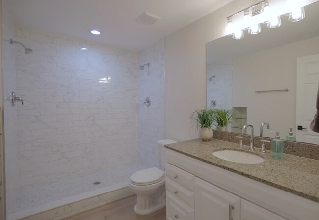 Building Photo - 330 Lang Ct N