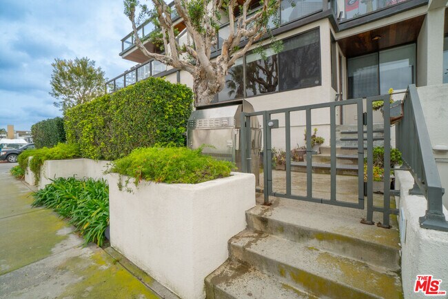 Building Photo - 6209 Pacific Ave
