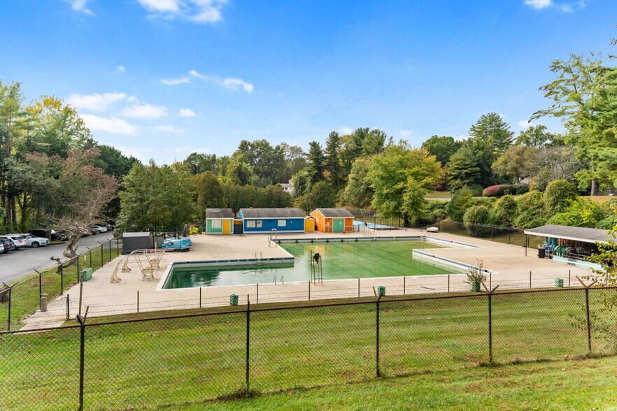 2 swimming pools 2 blks away at the East Gate of Potomac Swim & Tennis Club! - 9 Snug Hill Ct