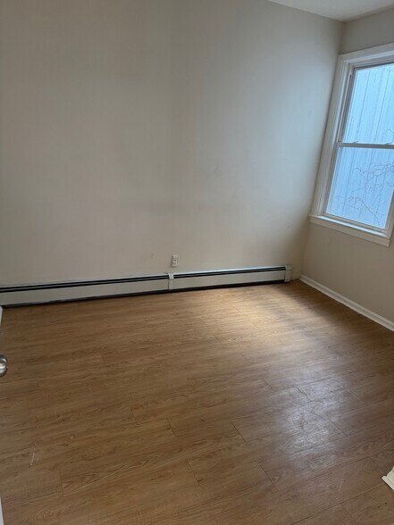 Building Photo - 92 Maple St