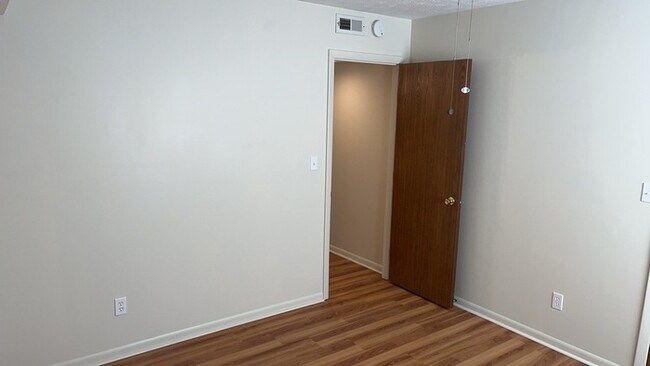 Building Photo - 1420 Lake Pointe Way