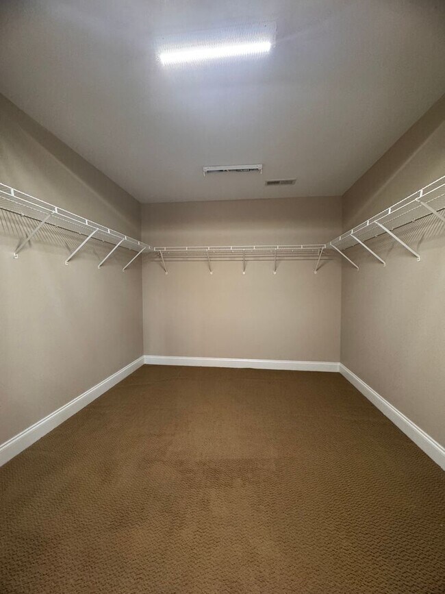 Building Photo - Stunning 5 Bedroom 4 Bath Home with 3 Car ...