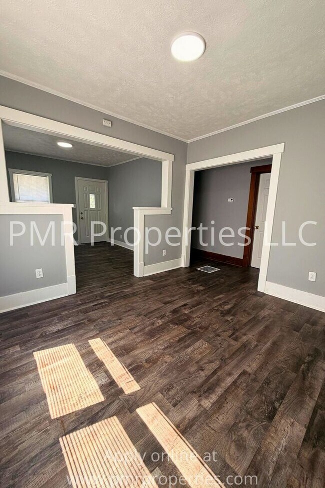 Building Photo - 2Bedrooms / 1 Bathroom House