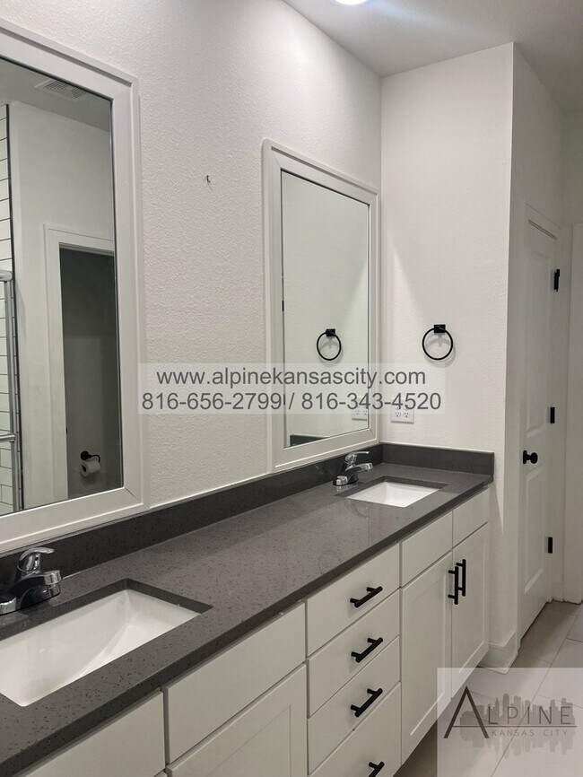 Building Photo - Beautiful Parkville Town Home Coming Soon!