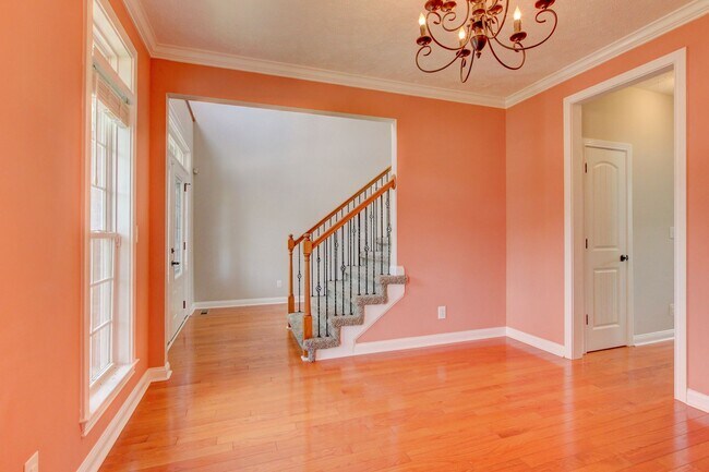 Building Photo - 716 Cavalier Dr