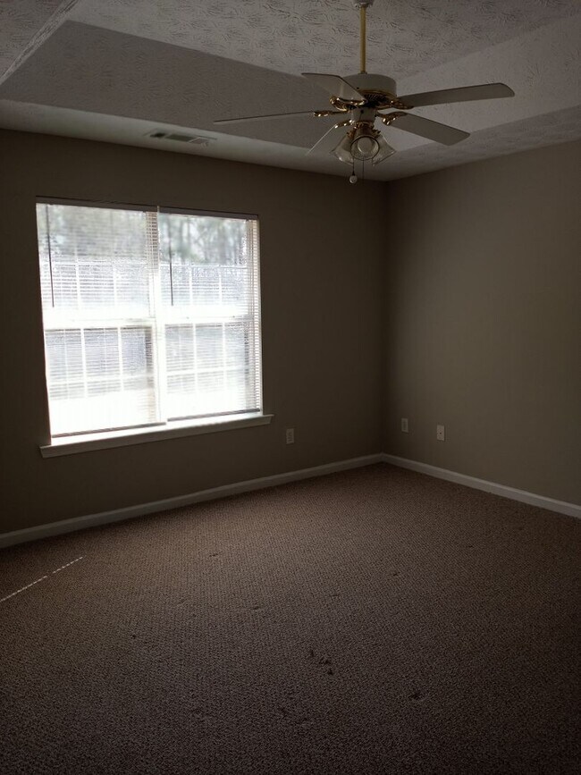 Building Photo - 3/2 with Large Bonus Room  - Split level home with large backyard