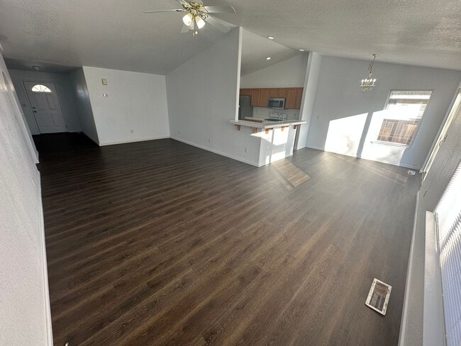 Building Photo - 904 Julia Ln