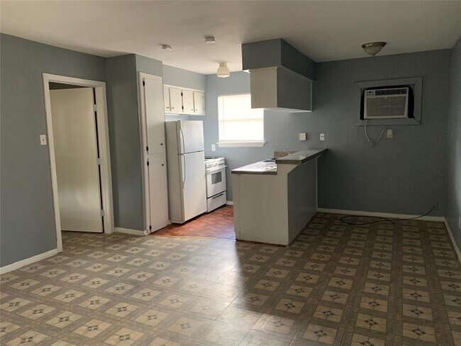 Building Photo - 8232 Glenview Dr