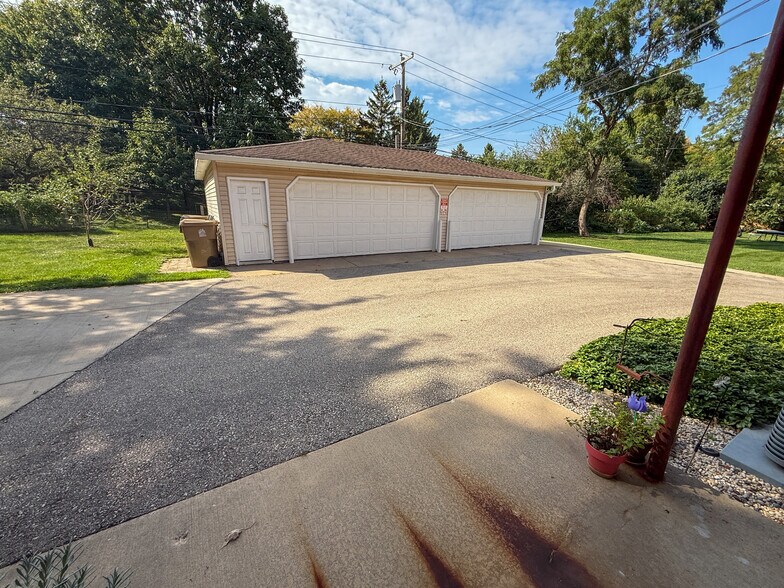 Building Photo - 426 Rushmore Ln