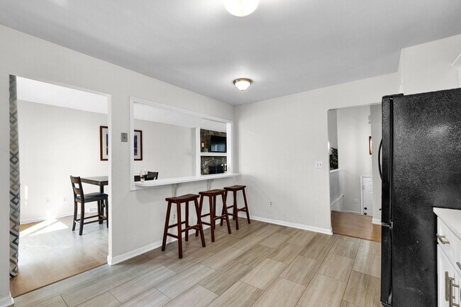 Building Photo - 6530 Thamesmead Ln