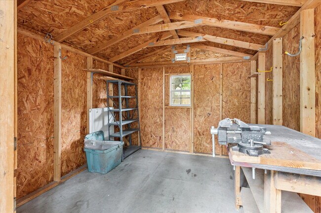 Building Photo - "Charming 3-Bedroom Retreat with 2 Full Baths in Hampton – Spacious 1494 Sq Ft Gem!"