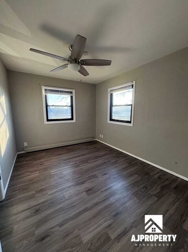 Building Photo - 3014 S Phillips Ave