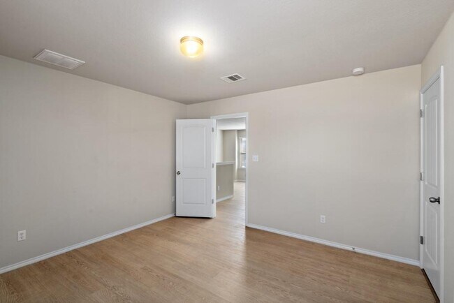 Building Photo - 119 Buescher Cove