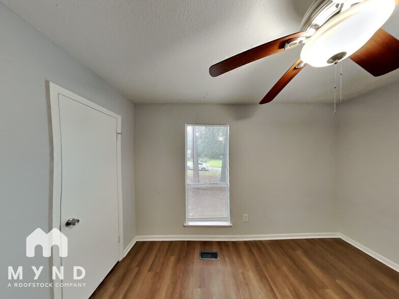 Building Photo - 5927 Creekwood Rd