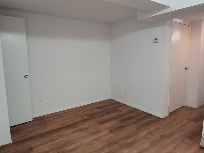 Building Photo - Ground floor apt with backyard