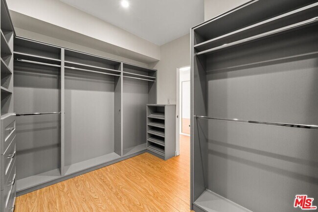 Building Photo - 1210 Kings Rd